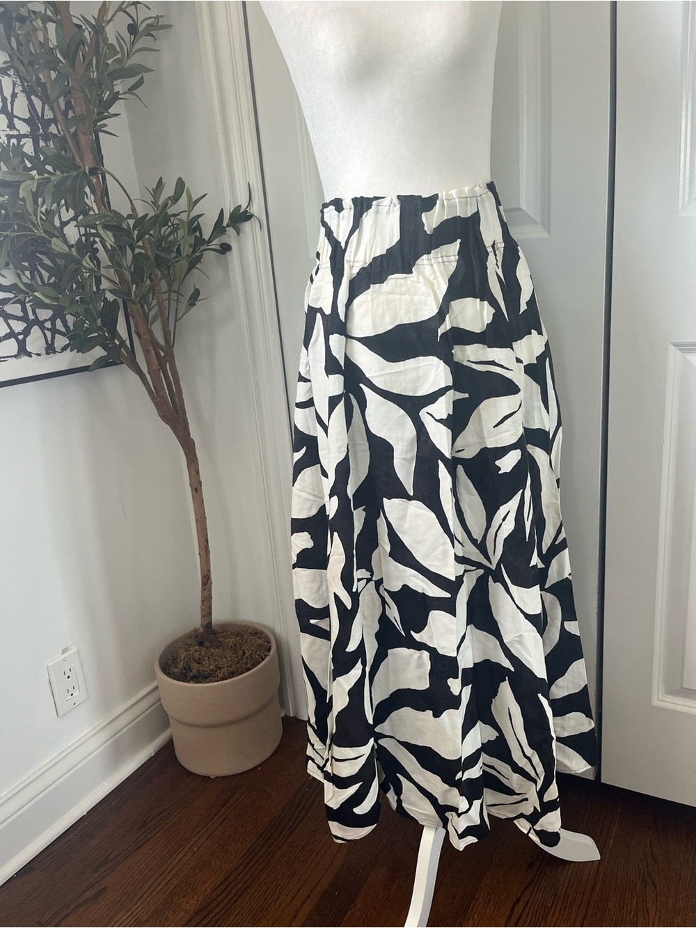 H&M Black and White Leaf-Print Maxi Skirt